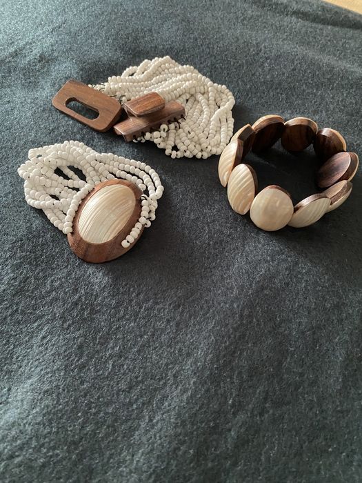 Três pulseiras de madrepérola, contas e madeira.