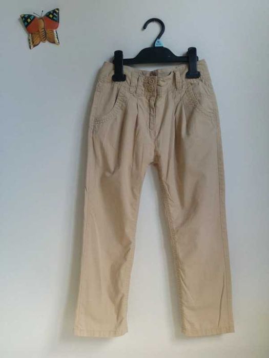 Długie spodnie beżowe lekkie przewiewne wiosenne letnie Next 122 7 lat