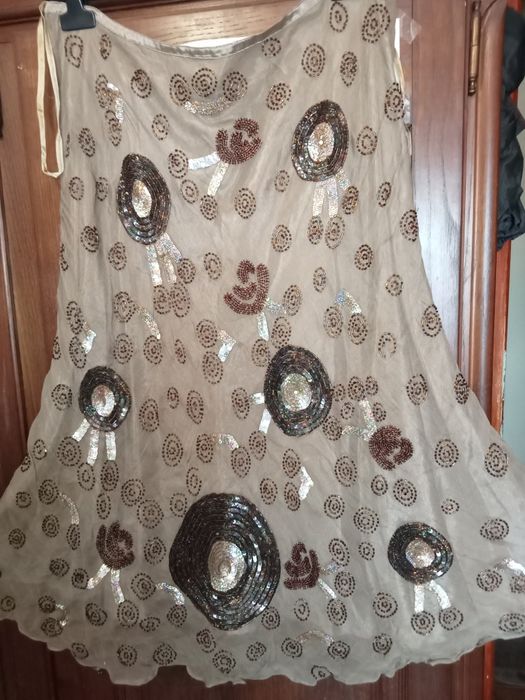 Saia bordada a lantejoulas em crepe de seda natural