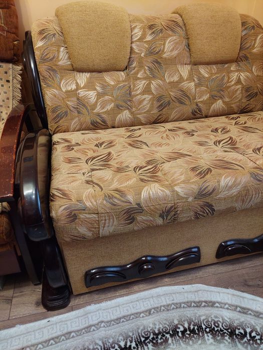 Диван з дерев'яними боковинками