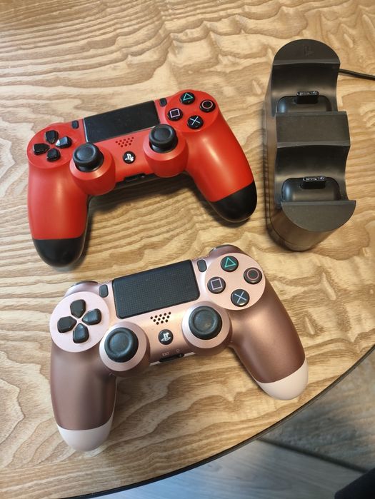 PlayStation 4 Slim 1 TB + 2 pady + stacja ładująca – stan bardzo dobry