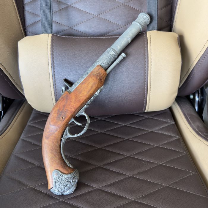Pistola flintlock antiga ornamentada – peça decorativa