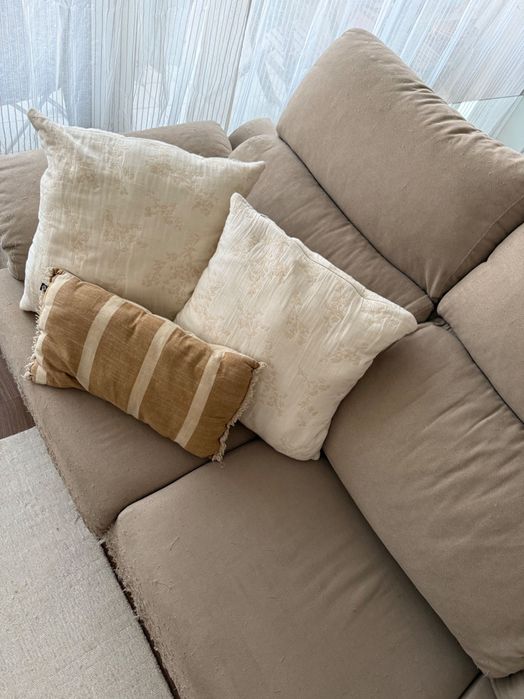 Sofá bege com 3 lugares extensíveis