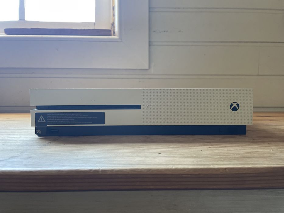 Xbox One S c/ 2 comandos e caixa