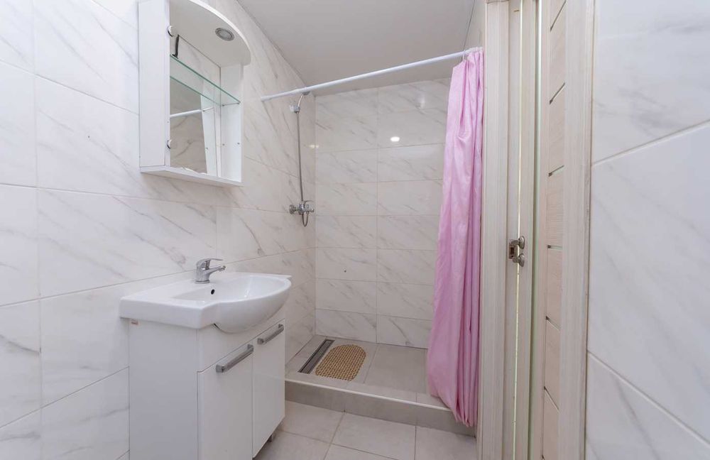 Подобова оренда, біля метро -живіть з комфортом!