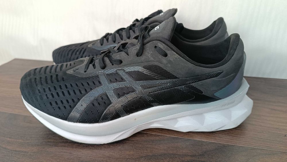 мужские беговые кроссовки Asics Novablast 44 28 см оригинал