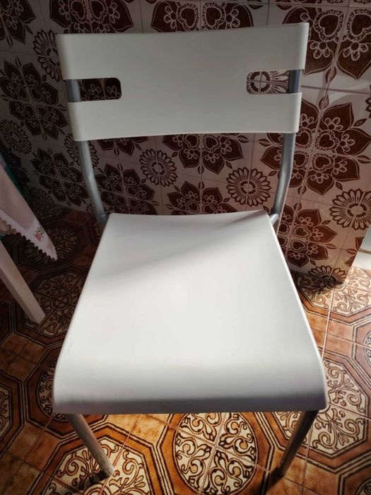 Cadeira de plástico IKEA em branco.