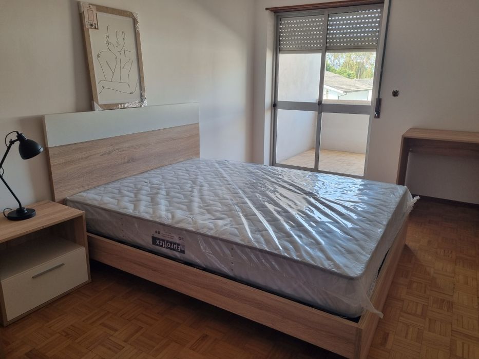 Quarto espaçoso e mobilado em São Martinho