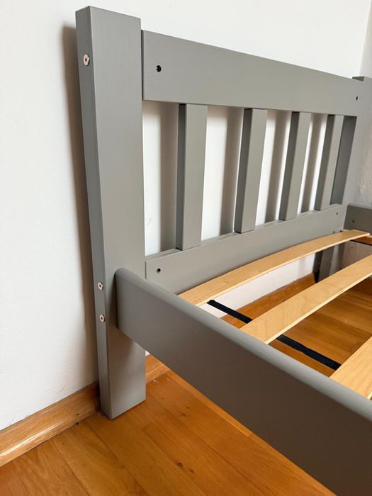 Sprzedam łużko jednosobowe z materacem .