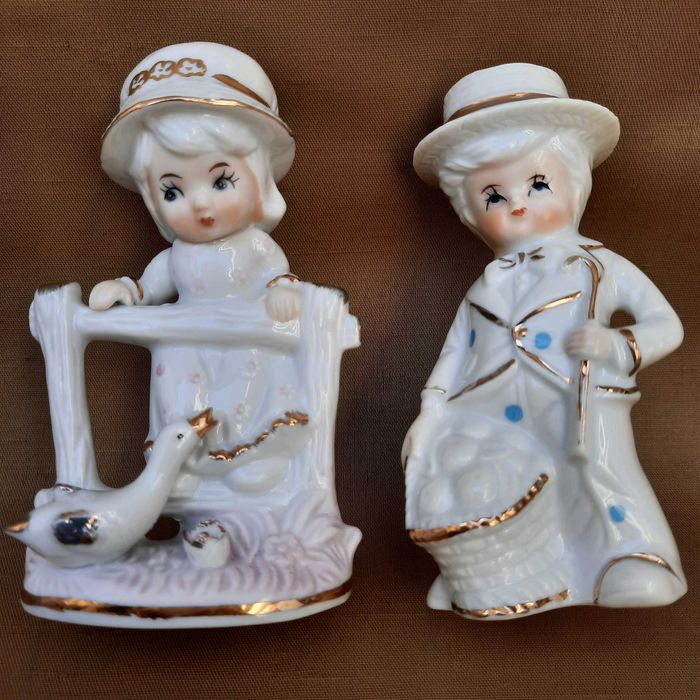 Par estatuetas de porcelana. Menina e ganso.