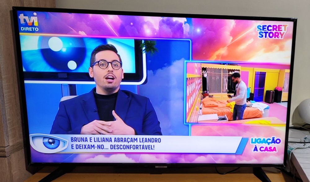 Baixa de preço. Smart TV 43' Samsung  pouco uso. Com  antena e manual