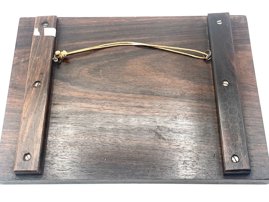 Peça em material nobre com desenho