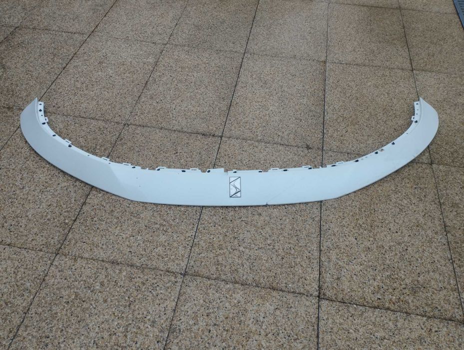 Material de frente DS7 inclui farois led vision + capô