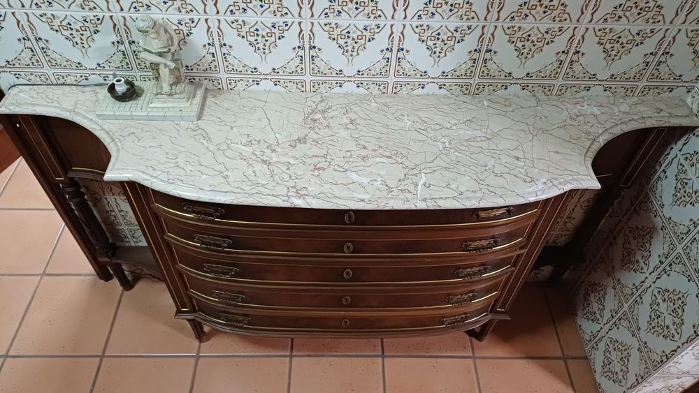 Móvel antigo com base de pedra com dourados e folheado a nogueira