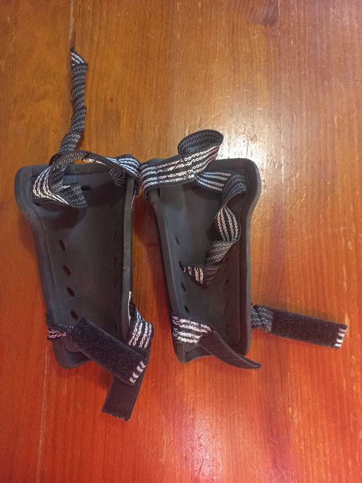 Chuteiras Futebol Kipsta 31 + Caneleiras Kipsta