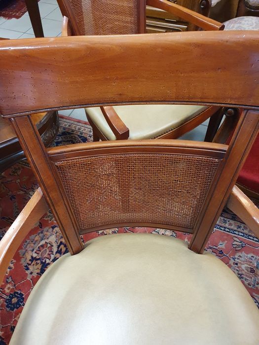 Cztery krzesła z podłokietnikami