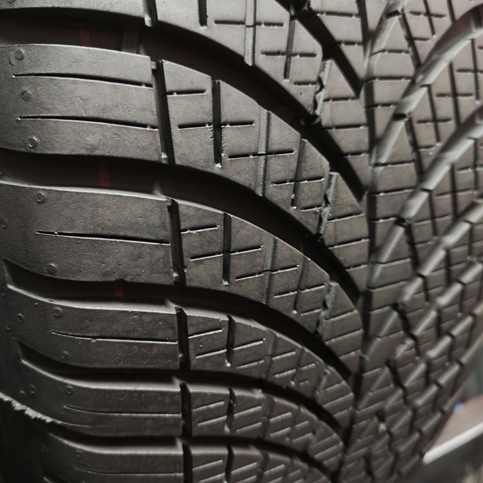 215/60/17 XL Sprzedam parę opon całorocznych Goodyear