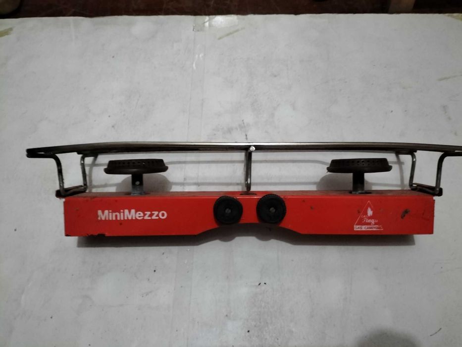 Fogão de Camping com acessórios a funcionar