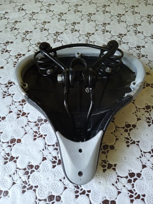 Сідло велосипедне.