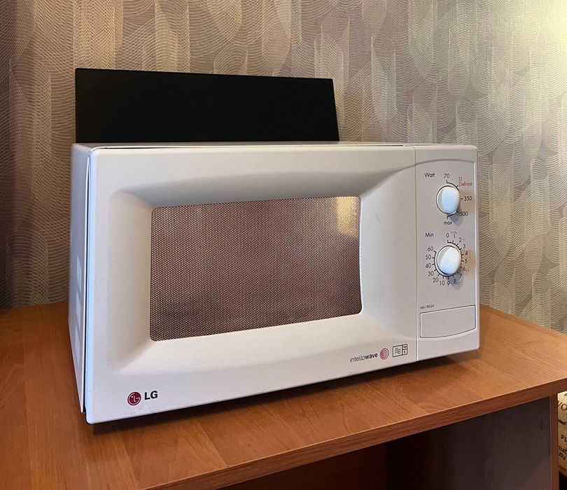 Мікрохвильова піч, в робочому стані