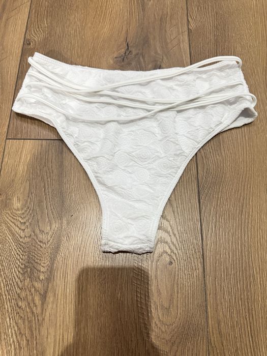 Majtki bikini strój kąpielowy białe wysoki stan tłoczenia ozdobne paski
