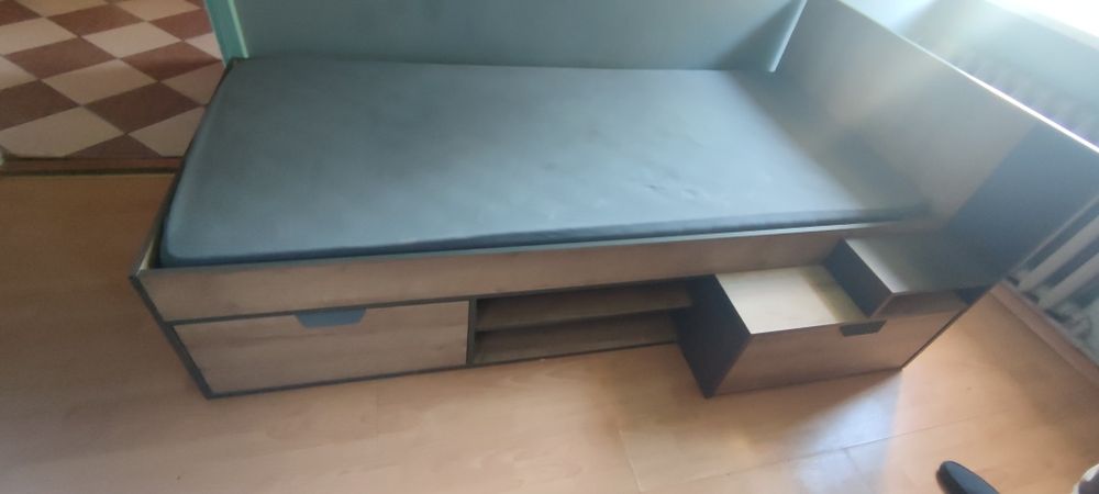 Łóżko z półkami i szufladami