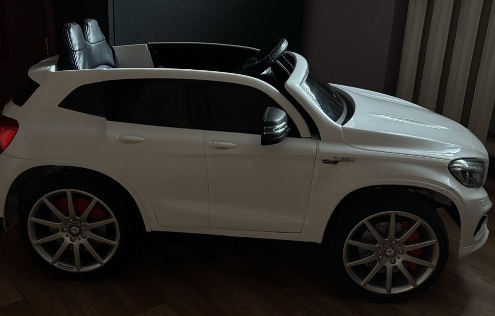 Дитячий електромобіль