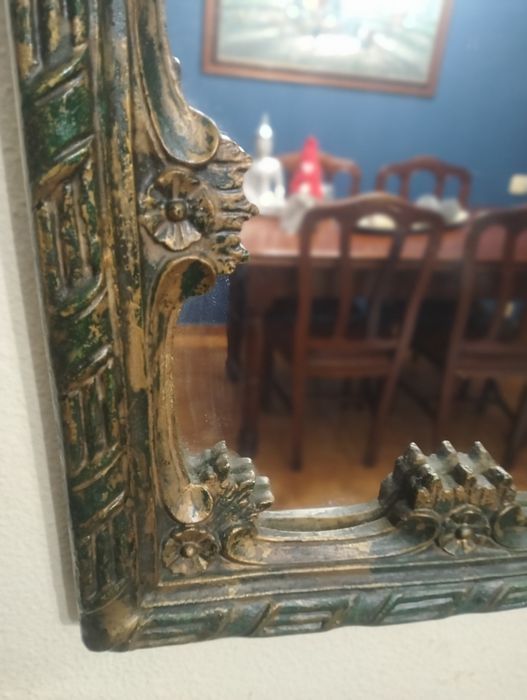 Espelho com moldura em madeira entalhada