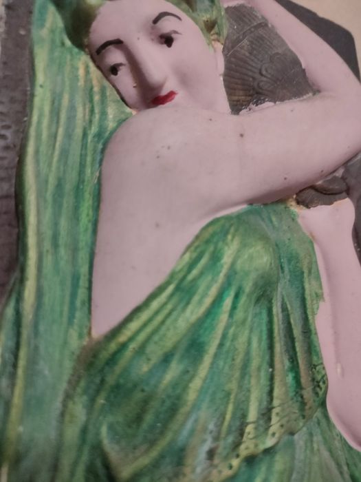 Placa em gesso de figura feminina em relevo.