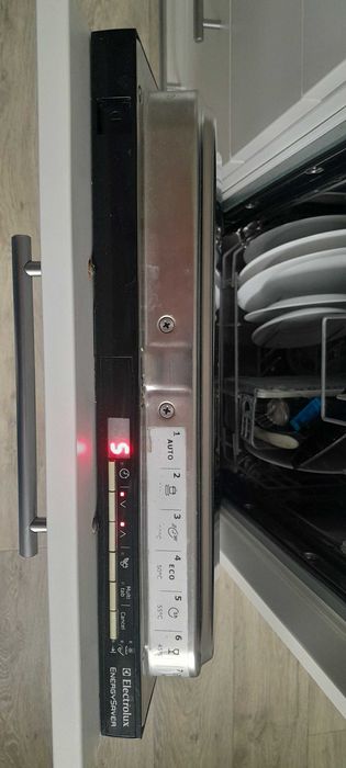 Посудомийна машинка ELECTROLUX
