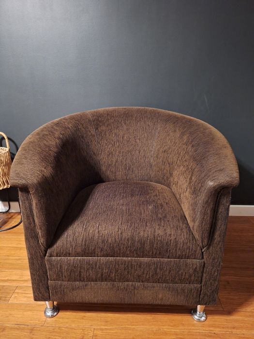 Brązowy fotel klubowy