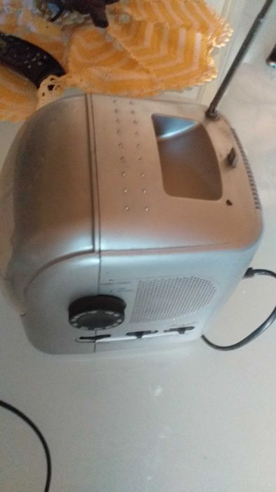 Televisão/radio mini antiga a funcionar perfeitamente