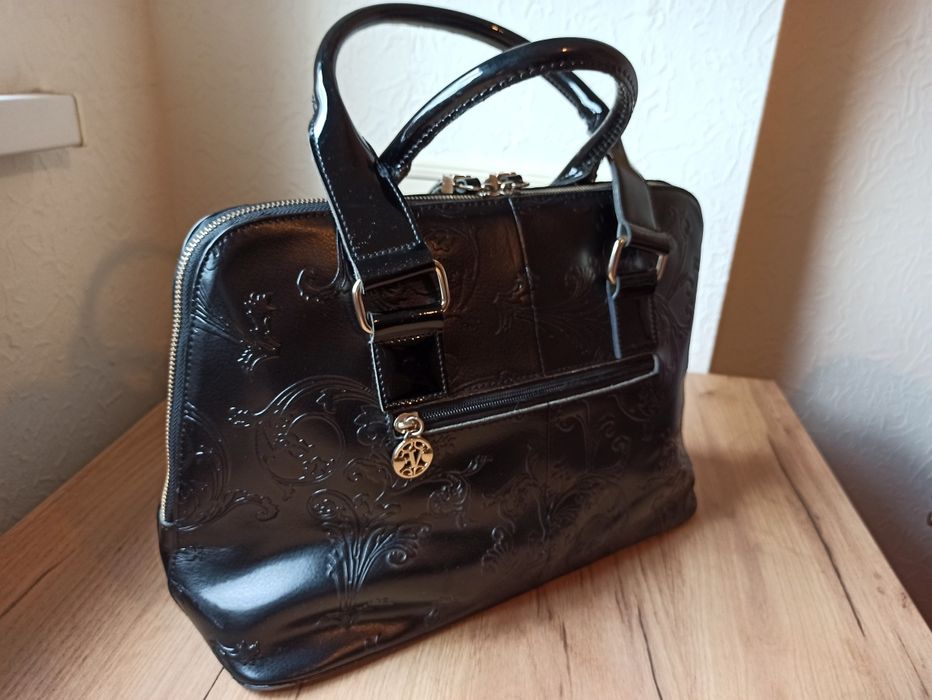 Красивая и удобная сумка из натуральной кожи