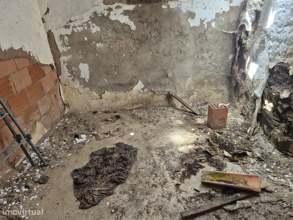 Moradia terrea para reconstruir na Aldeia dos Fernandes