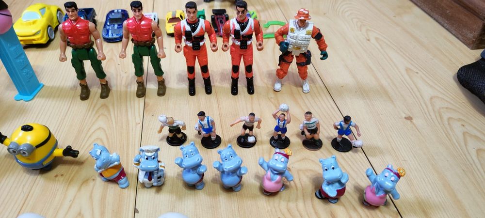 Lote de bonecos variados