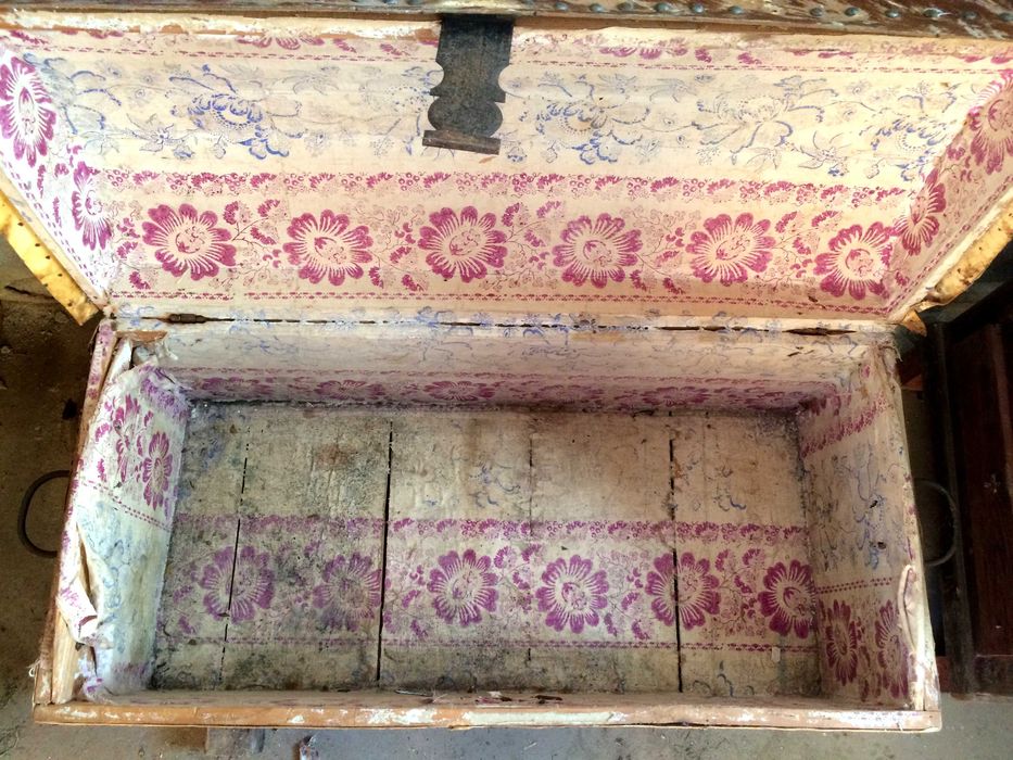 Arca antiga forrada a pele de vaca