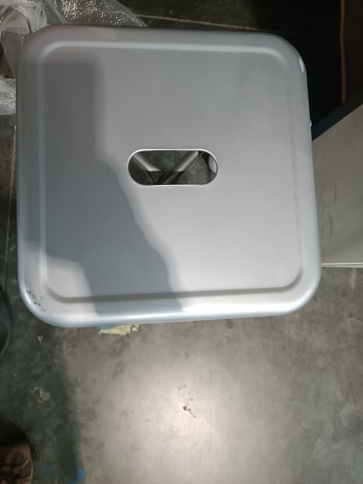 Banco alto de metal cinza