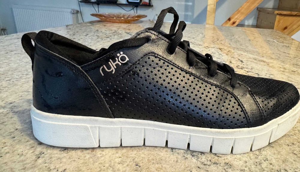 czarne buty sportowe firmy Ryka