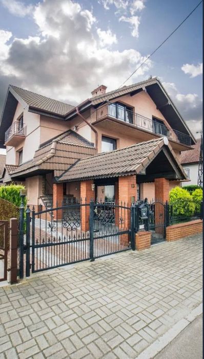 Dom jednorodzinny/ wielorodzinny/basen/dodatkowo działka budowlana.