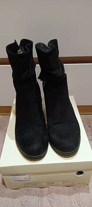 Zamszowe botki na obcasie