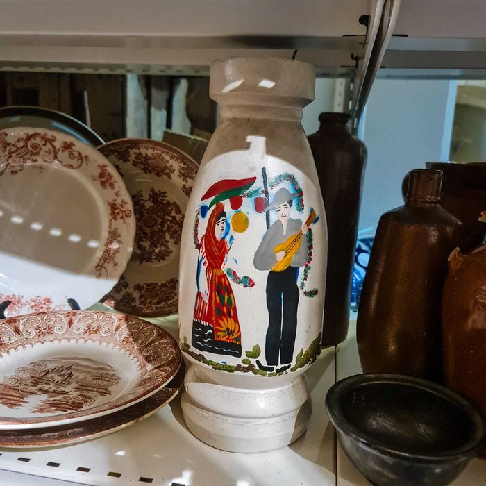 Jarra Decorativa Faiança Pintada à Mão – Cena Tradicional
