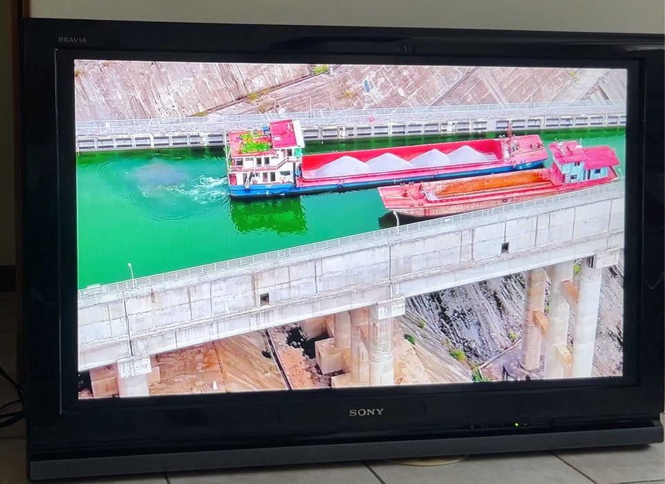 Sony Bravia 40" Full HD (KDL-40V4000), гарний стан