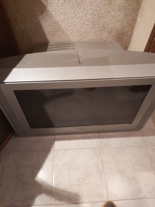 2 TVs, 1 sound system, and 1 DVD player64739336220673124