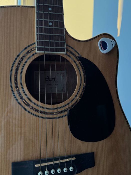 Продам гитару Cort