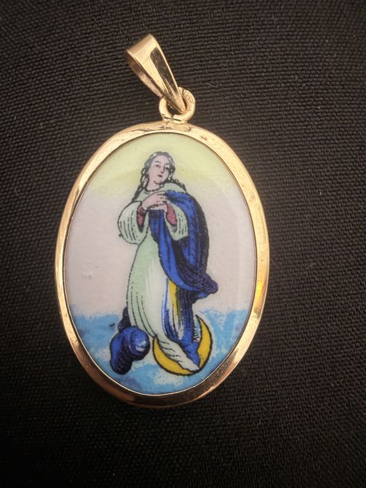 Medalha da Nossa Senhora da Conceiçao,  em ouro.