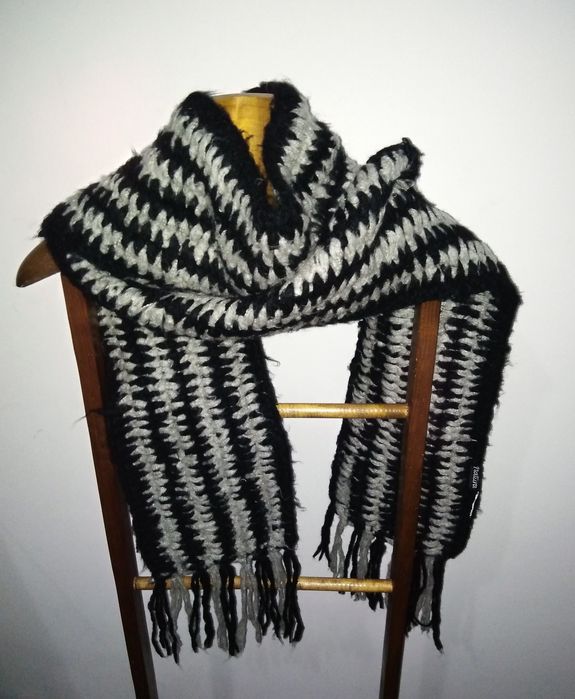 Cachecol em lã com franjas, preto e cinzento da Natura