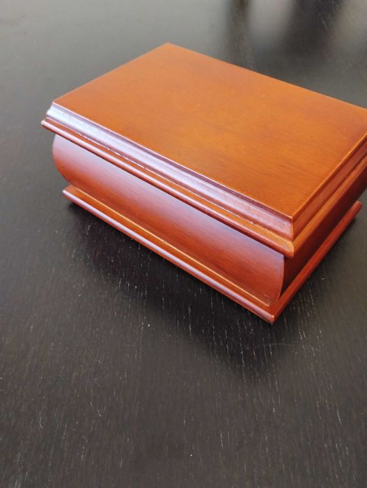 Drewniana kasetka na biżuterię