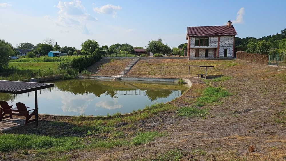 Новий сучасний, котедж в селі  – з усім заходь та живи. Є відеоогляд