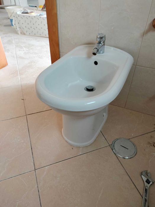 Bidé branco, marca sanitana, sem danos