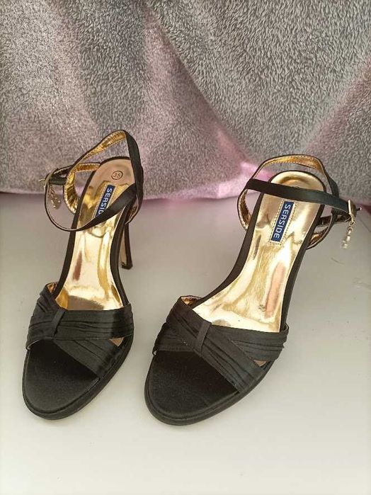 Sapatos em cetim da Seaside novos